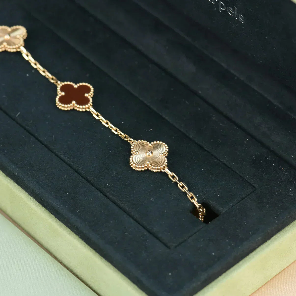 [Stars Jewelry] CLOVER 5 MOTIF RED CORNELIAN BRACELET COLLECTION